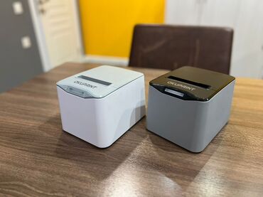 komputer kasası: OKLUPRINT brendindən iki termal printer, biri ağ, digəri boz rəngdə