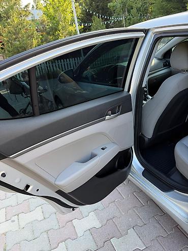 Hyundai: Hyundai Elantra: 2 l | 2017 il Sedan — 11