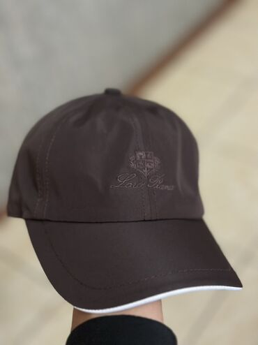 lining кепка: Коричневая кепка от Loro Piana. На передней части вышит логотип