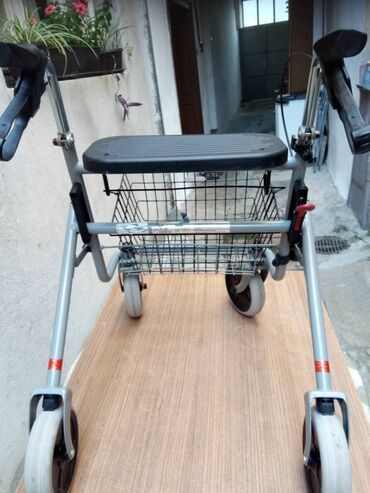 Hodalice, štake, štapovi za hodanje, kolica za hodanje: Nemacka hodalica-setalica, dva modela istog proizvoda rolator sa 4 — 13