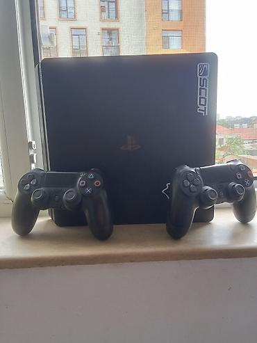 pse 4: PlayStation 4 Slim oyun konsolu + 2 ədəd DualShock 4 idarəetmə pultu — 1