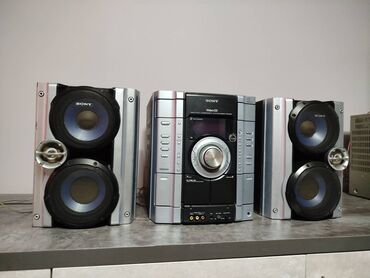 маленькая колонка: Продаю недорого SONY музыкальный центр есть AUX есть и другие муз