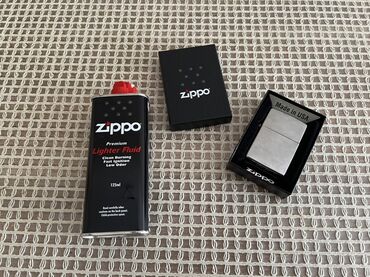 Zippo brendinin gümüşü rəngdə benzinli alışqanı. Metal korpusu ilə