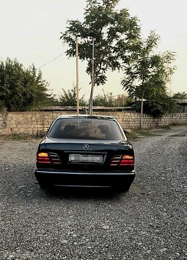 mersedes 111: Mercedes-Benz E 220: 2.2 l | 1999 il Sedan — 4