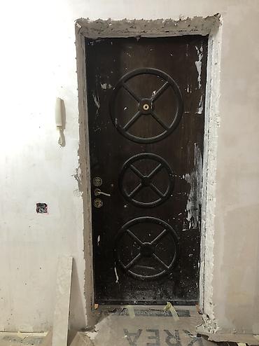 demir seyf qapi: Dəmir qapı satılır bina evində giriş qapısı olub.Hal-hazırda sökülmüş — 1