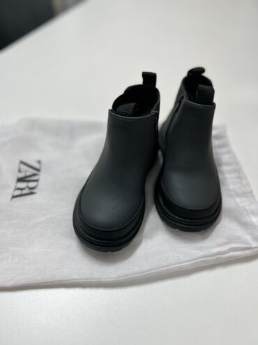 обувь 28 размер: Новые Темно серые ботинки-челси от Zara, выполненные из матового