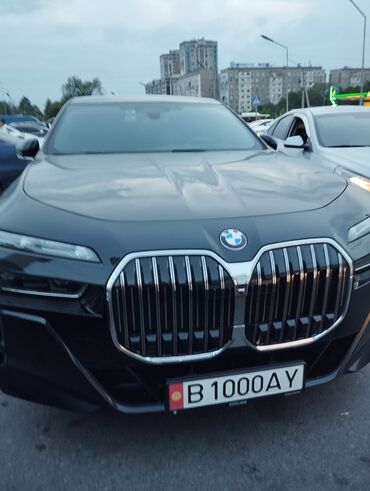 BMW: Представлен автомобиль BMW, выполненный в темном цвете. Модель
