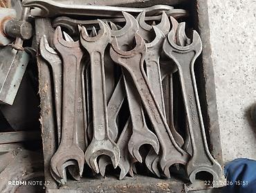 Инструменты для авто: Предлагается набор различных металлических гаечных ключей. В — 12