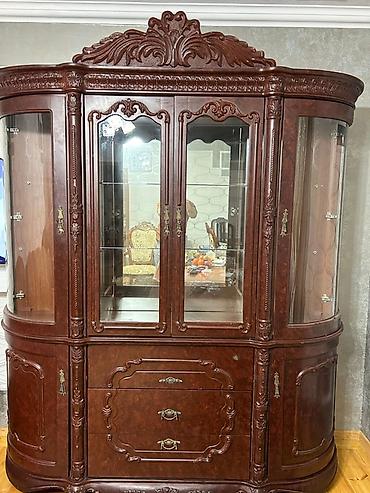 ıkıncı el dolap: Klassik üslubda vitrin-bufet - Material: tünd qəhvəyi rəngdə massiv — 1