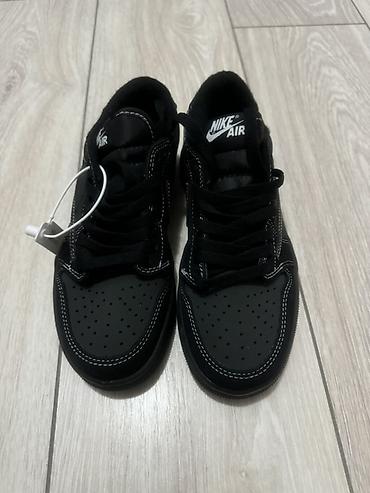 плавательная шапка: Кроссовки Nike Air, цвет черный с контрастной белой прострочкой — 1