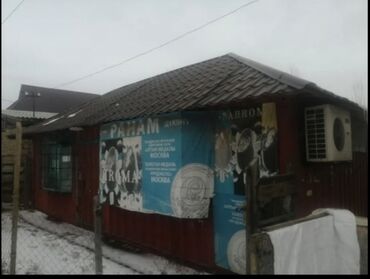 дом в аренду под швейный цех: Продаётся павильон, с оборудованиями полками. внутри готово, длина 9