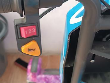 Uşaq üçün elektrik maşınları: Diriftcar yaxsi vəziyyətdə təzə kimi az surulub 3 Skorust Surətli — 3