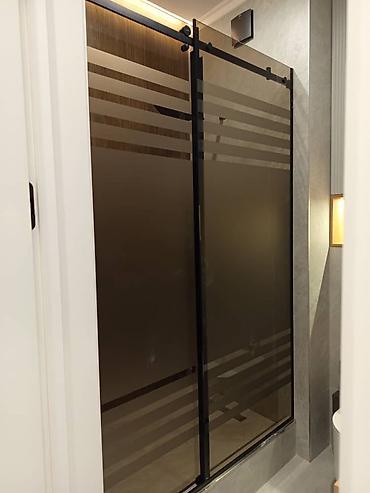 Душевые перегородки и ограждения: Стеклянные прямые душевые перегородки из закаленного стекла. Тип — 7