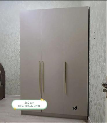 Minimalist dizayna sahib üç qapılı dolab - Rəng: açıq boz, mat səth -