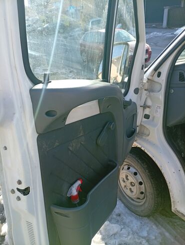 Fiat: Fiat Ducato furgon – beli, zatvoreni tovarni kombi. Ključne — 7