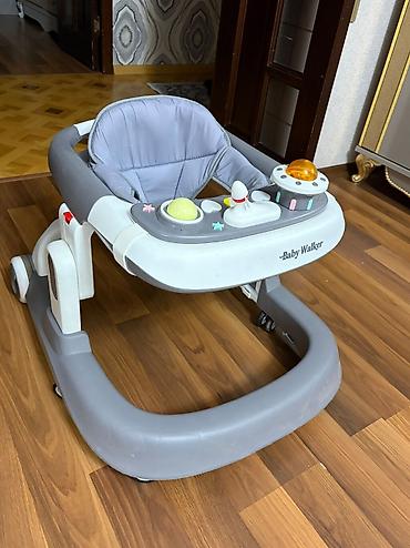 baby walker: Uşaq üçün “Baby Walker” yerimə aparatı. Boz-ağ rəng kombinasiyasında — 4