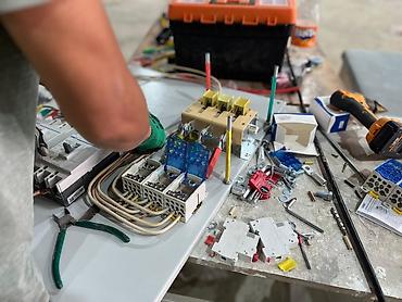 Электрики: Электрик круглосуточно
профессиональный Электрик at lalafo.kg — 7 Электрики: Электрик круглосуточно
профессиональный Электрик — 7