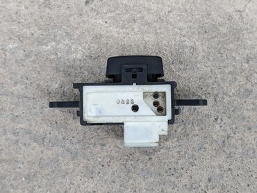 Другие детали салона: Кнопка люка Митсубиси. Оригинал б/у, из Германии, привозной. Подходит — 3