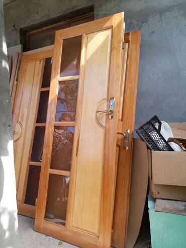 duş kabin satışı: Şüşə panelləri olan taxta daxili qapı. Bu qapı modeli evinizə və ya