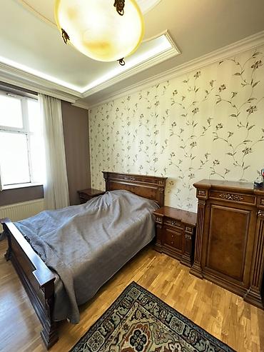 temiz su: Klassik üslubda massiv ağacdan yığılmış yataq otağı mebel dəsti 📍Çox — 4