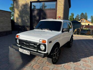 опель внедорожник: Белый трехдверный внедорожник Lada Niva 4x4. Автомобиль оснащен