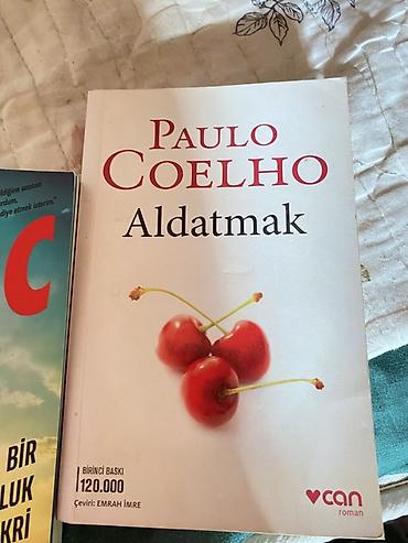 tote canta: Paulo Coelho – **Aldatmak** romanı. Kitabın üz qabığında müəllif adı — 1