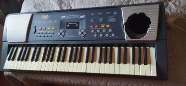 Gitaralar: Maestro brendinə məxsus qara rəngli elektron sintezator. 61 klavişli