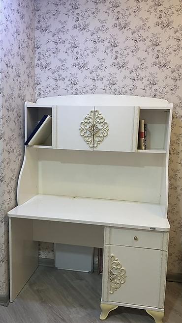 Mebel: Zərif klassik dizaynda yazı və kompüter masası. Ağ rəngdə hazırlanıb — 1
