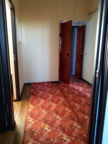 Долгосрочная аренда комнат: - Просторная спальня с двуспальной деревянной кроватью, прикроватной — 9