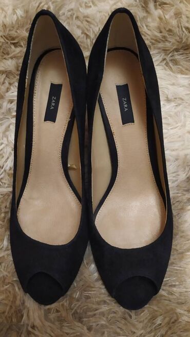 Γυναικεία είδη Υπόδησης: Παπούτσια.

Πολύ άνετα, μέγεθος 39 — 6