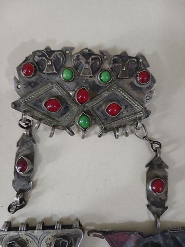 Ənənəvi üslubda hazırlanmış dekorativ etnik metal bəzək. Məmulat bir