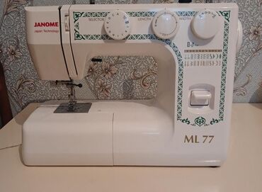 Tulumlar: Ağ rəngli Janome ML 77 tikiş maşını. Bu model tikiş və yamaq işləri