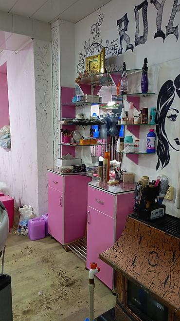 işlənmiş uqlavoy divan: Gözəllik salonu üçün kosmetik-stol güzgülü dəst - Rəng: çəhrayı-ağ - — 3