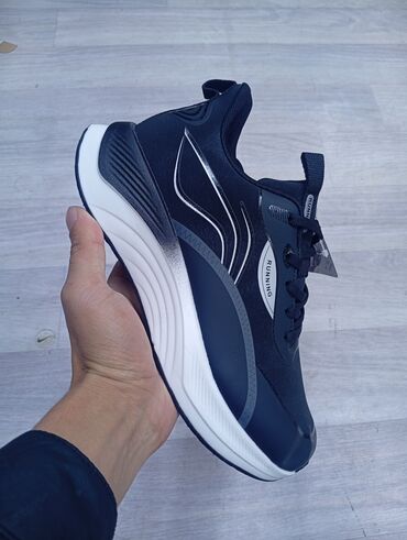 Беговые кроссовки, черные - Легкий верх из синтетических материалов с