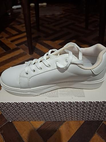 белые туфли новые: Tezedir islenmeyim razmer 39-39.5 Ağ rəngli minimalistik unisex — 3