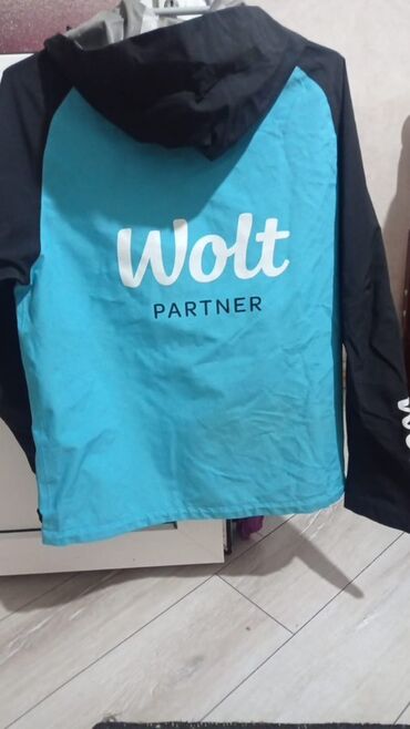 Пиджаки: Wolt Partner külək/suya davamlı göy-qara gödəkçə - Brend loqosu: Wolt