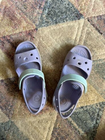 Детская обувь: Детские сандалии Crocs сиреневого цвета с бирюзовыми ремешками