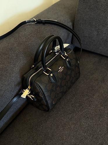 сумка для женщин: Мини бочонок Coach
В комплекте: пыльник и фирменный пакетик — 3
