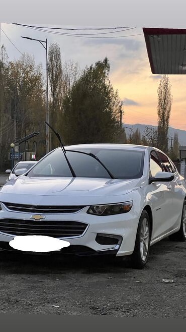 машина на обмен с доплатой: Белый седан Chevrolet Malibu с современным дизайном кузова. Модель