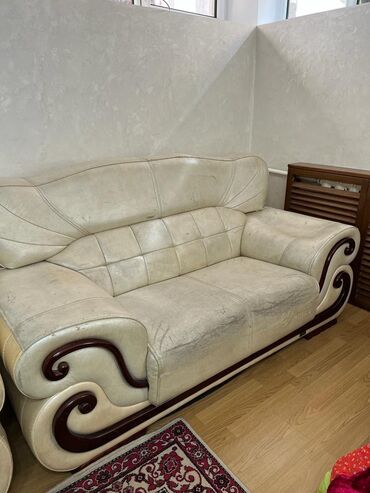 кожаные диван: Прямой, цвет - Бежевый, Б/у