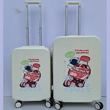 Putni koferi i torbe: Tvrdi kofer na točkiće sa printom “Sparkling Beverage – Argonate”. - — 2