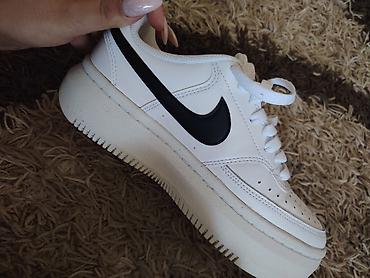 eb studio obuca: Nike sportske patike – model sa povišenim đonom, bela boja sa crnim — 2