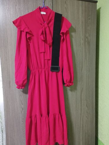 красное платье в пол: Вечернее платье, Короткая модель, С рукавами, Шлейф, S (EU 36), M (EU 38)