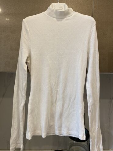 Dəstlər, kostyumlar: Qadın geyimləri 3 azn her biri 1) Açıq boz rəngli qısaqol bluz: - — 5