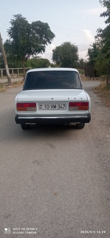 VAZ (LADA): Vaz 2107, ağ rəng, 4 qapılı sedan. Xüsusiyyətlər: - Klassik kuzov — 2