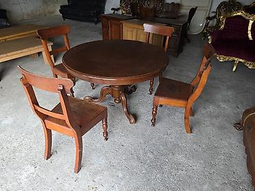 Setovi stolova i stolica: Okrugli drveni trpezarijski sto sa 4 stolice – klasični stil - — 4