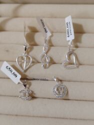 Privesci za nakit: Srebrni privesci sa raznovrsnim motivima, emajlom i cirkonima Opis: - — 7