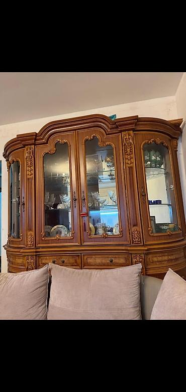 iskaf: Klassik üslubda vitrinli qonaq otağı servantı təqdim olunur. Mebel — 1