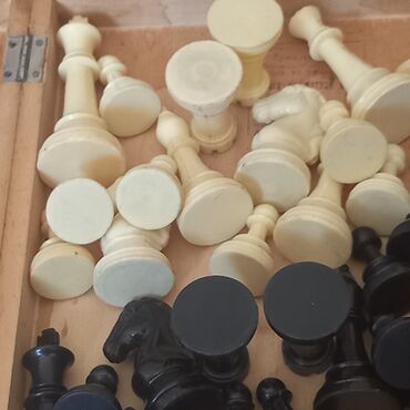 Şahmatlar: Məndə 3 dəst Şaxmat var ki, evdə yer tutduğundan satıram. 1) Böyük — 3