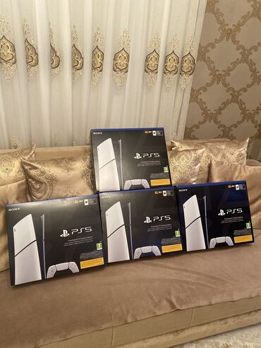 sony playstation 5: Teze upakovka Ps 5 slim--- 1 tb yaddas 1 il resmi zemanet Qiymet